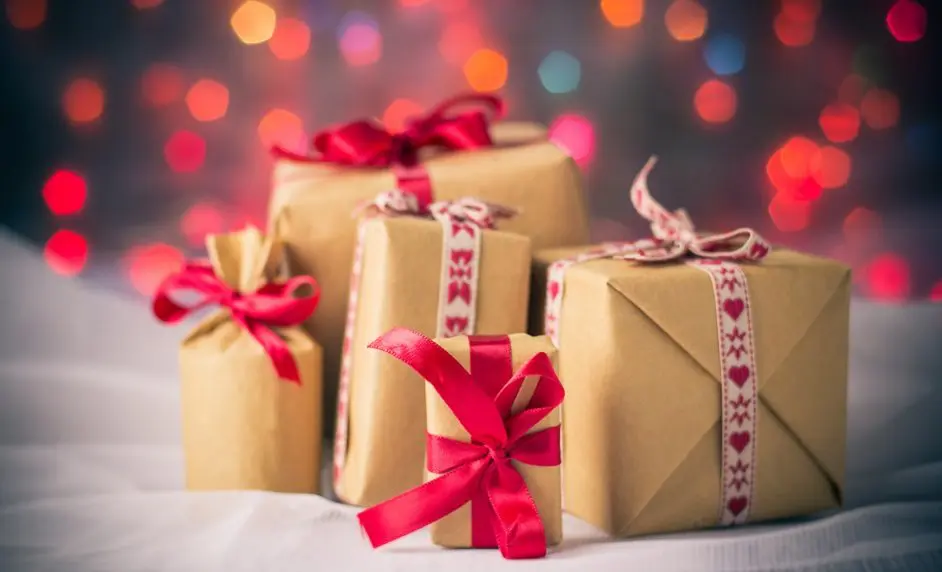 Kinds of presents. Пакет present. Красивый завернутый подарок обои. Коробка подарок огонь. Present for you пакет.